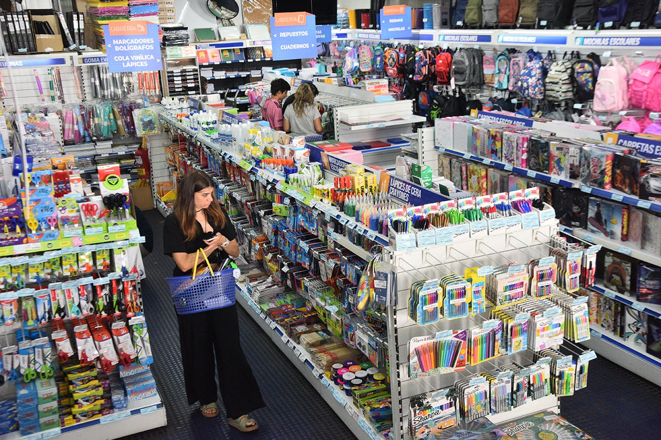 Compra de útiles escolares por adelantado Foto: (Pedro Castillo / La Voz)