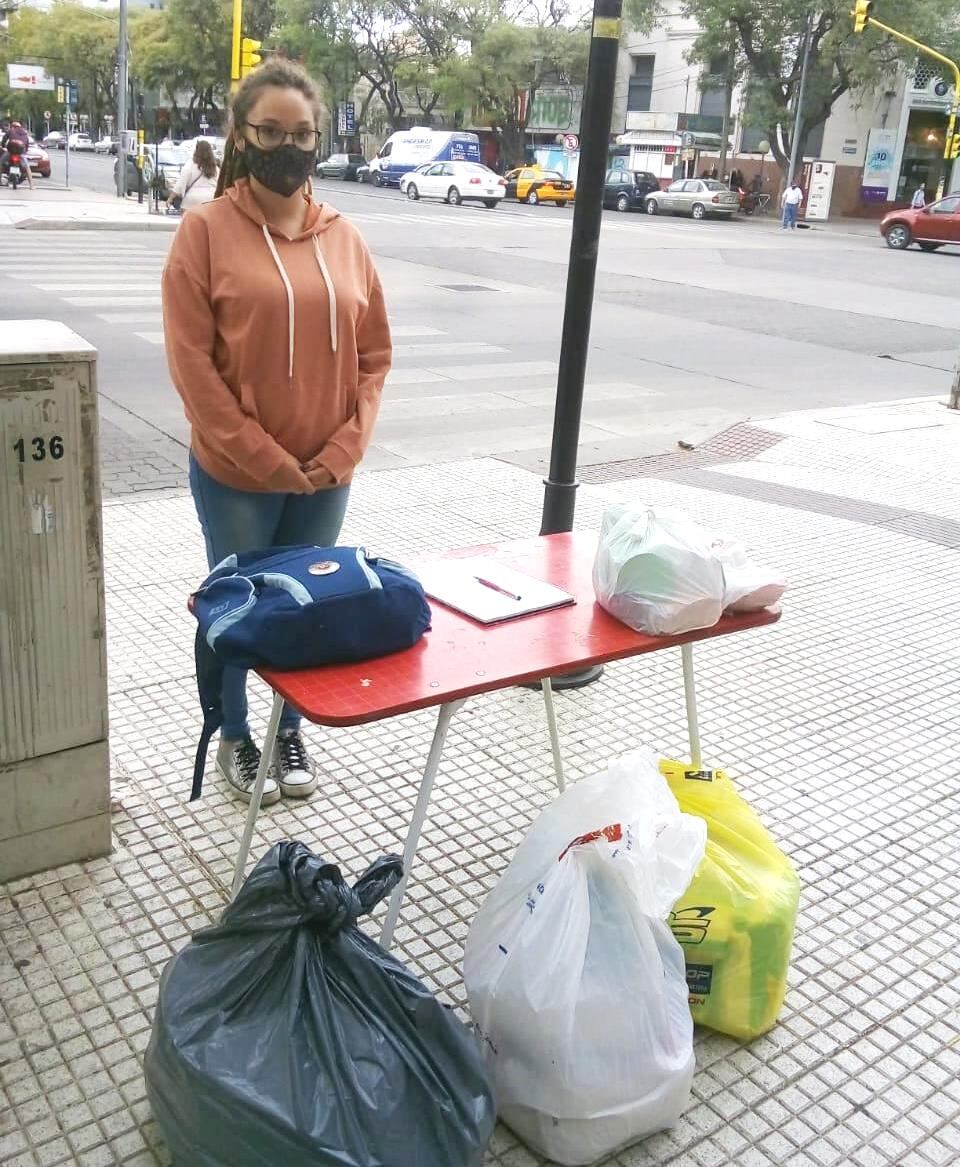 Florencia reune artículos de primera necesidad para donarlos a las familias afectadas por los incendios en la Patagonia. 