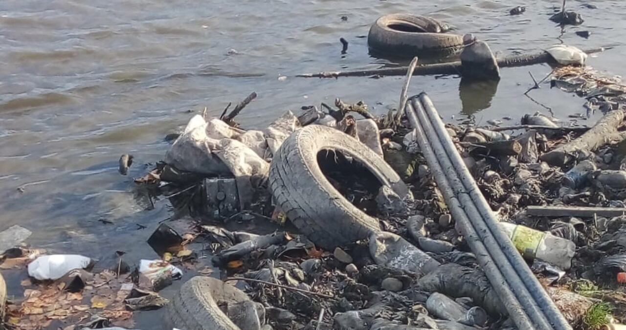 Contaminación en la laguna María la gorda, en Río Gallegos.