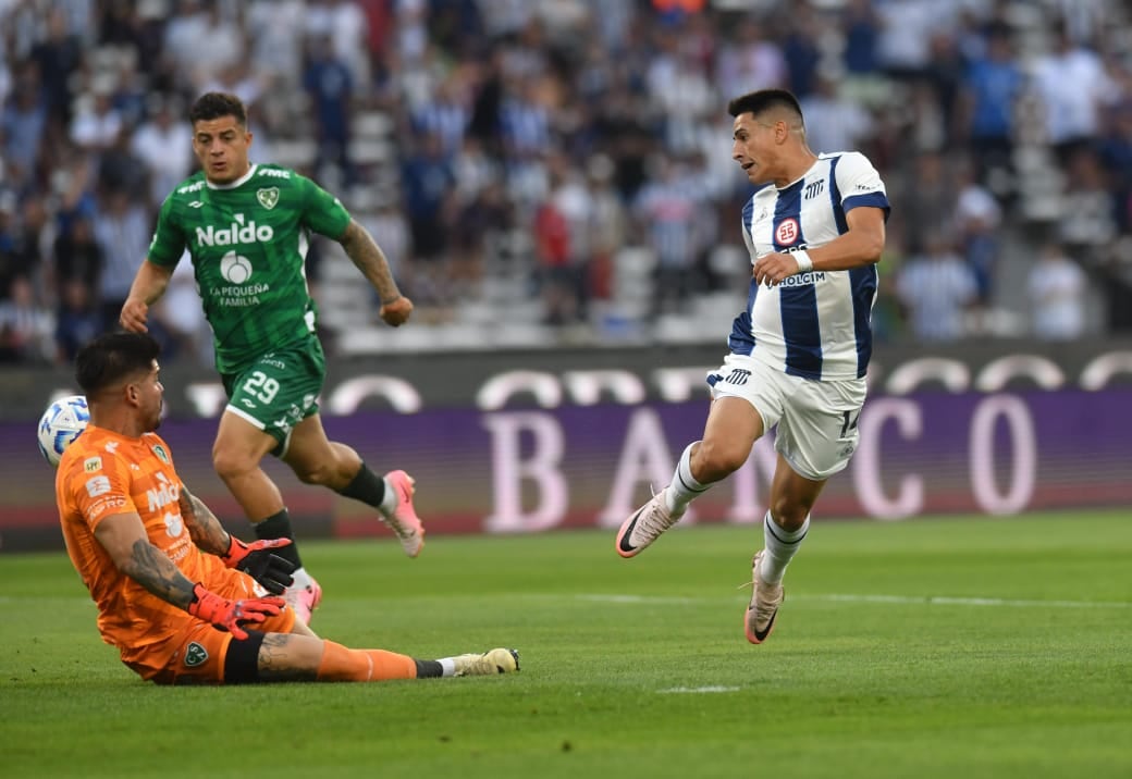 Martínez tuvo la primera del partido, pero la tiró afuera, en el duelo entre Talleres y Sarmiento, en el Kempes. (Facundo Luque / La Voz)