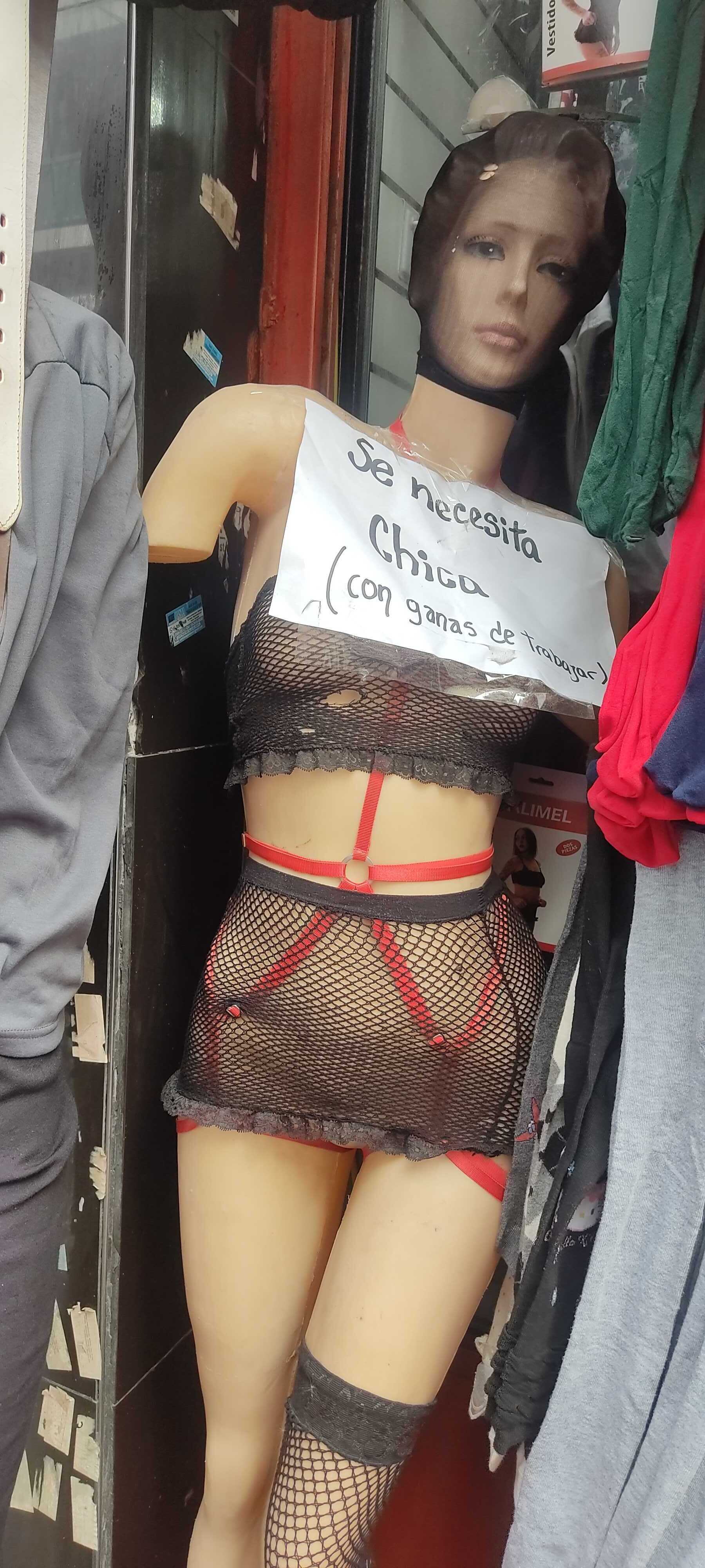 Maniquí en una tienda de Once, zona de Balvanera. “Se necesita chica (con ganas de trabajar)”.