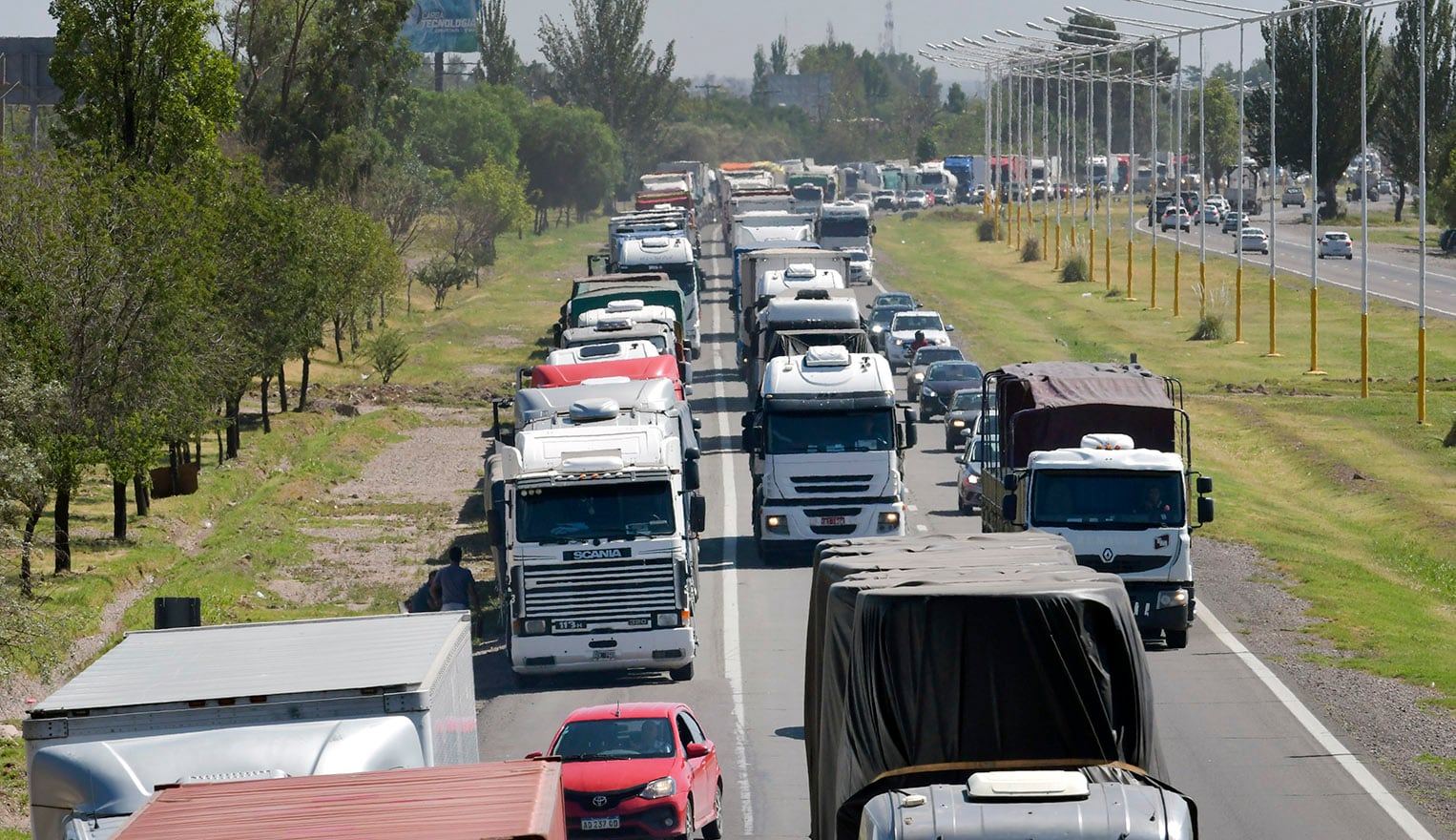 Por el momento no está previsto que haya un corte total de rutas, pero los transportistas esperan medidas para levantar el paro. 