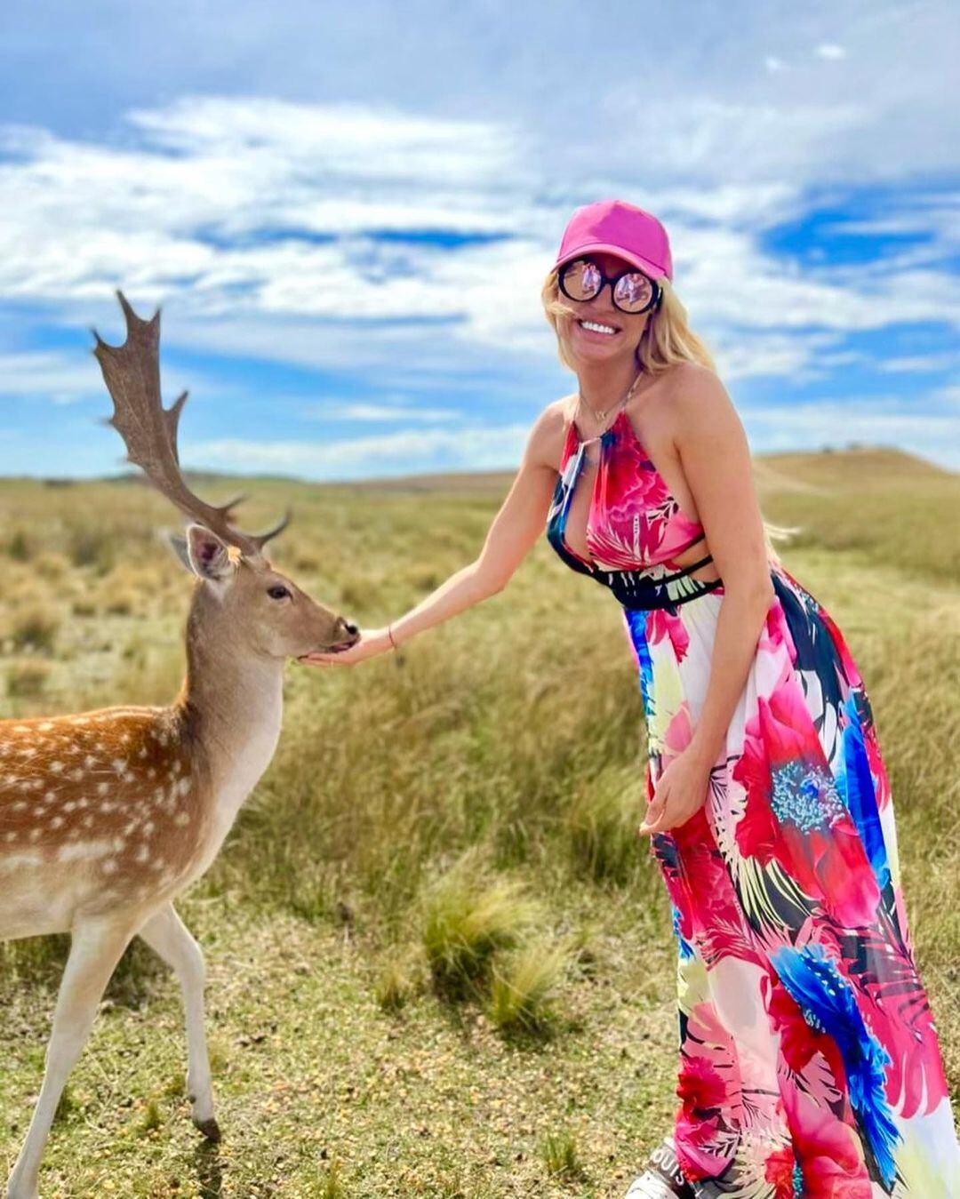 Vicky Xipolitakis en Sierra de la Ventana rodeada de ciervos.cie