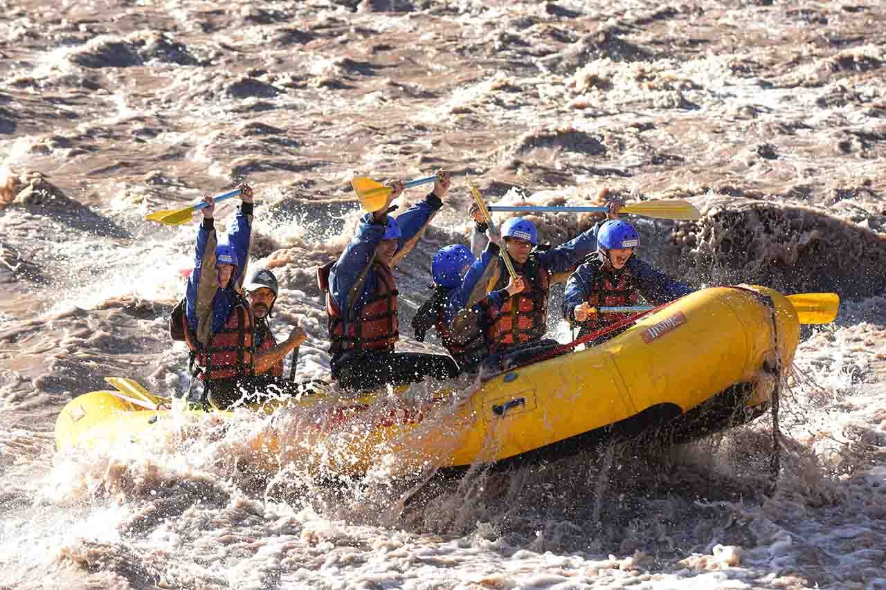 Turismo en alta montaña. 
turistas de varias provincias aprovecharon el primer dia del año para hacer Rafting y tirolesa