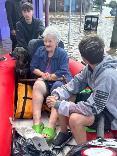 Maximiliano viajó desde Córdoba para ayudar a rescatar animales en Bahía Blanca.