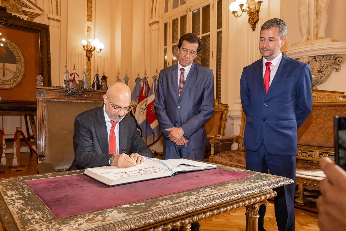 Dejando testimonio de un nuevo arribo a Jujuy, el embajador de la India, Dinesh Bhatia, firmó el libro de visitas de la Casa de Gobierno, expresando un conceptuoso mensaje de salutación para los jujeños.