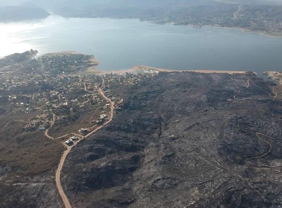 Así quedó un sector de Villa Carlos Paz tras los voraces incendios "simultáneos" hacia fines de septiembre.