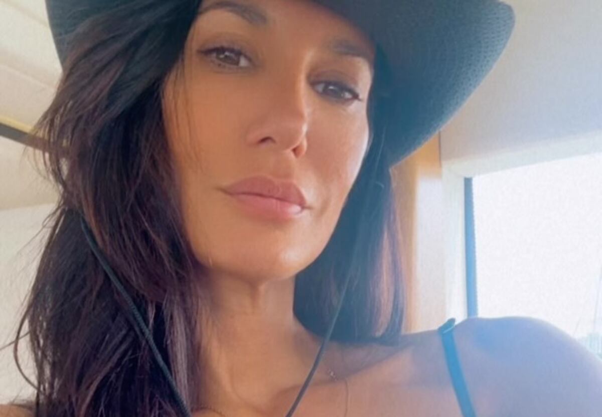 Desde un lujoso yate, Silvina Escudero impactó al modelar en microbikini a sus 41 años