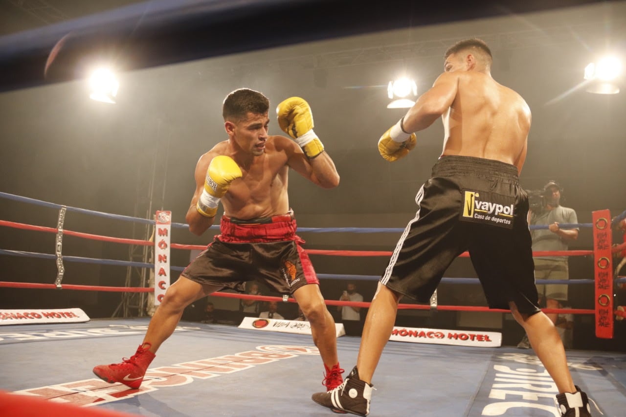 Boxeo durante la temporada de verano en el Estadio Arena de Carlos Paz.