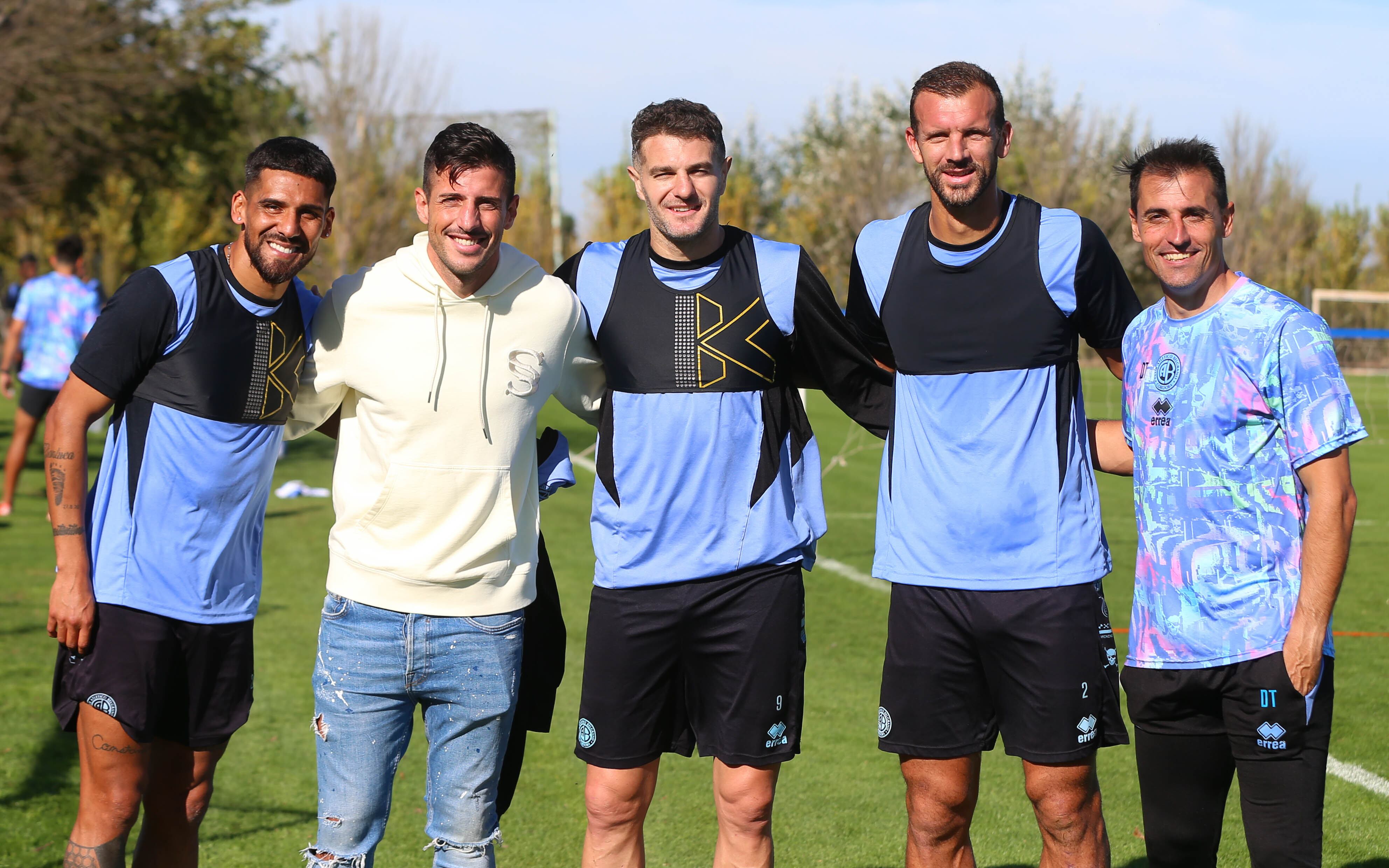 Pablo Chavarría, "de civil", visitó la práctica de Belgrano y compartió un momento con jugadores y cuerpo técnico. (Prensa Belgrano)