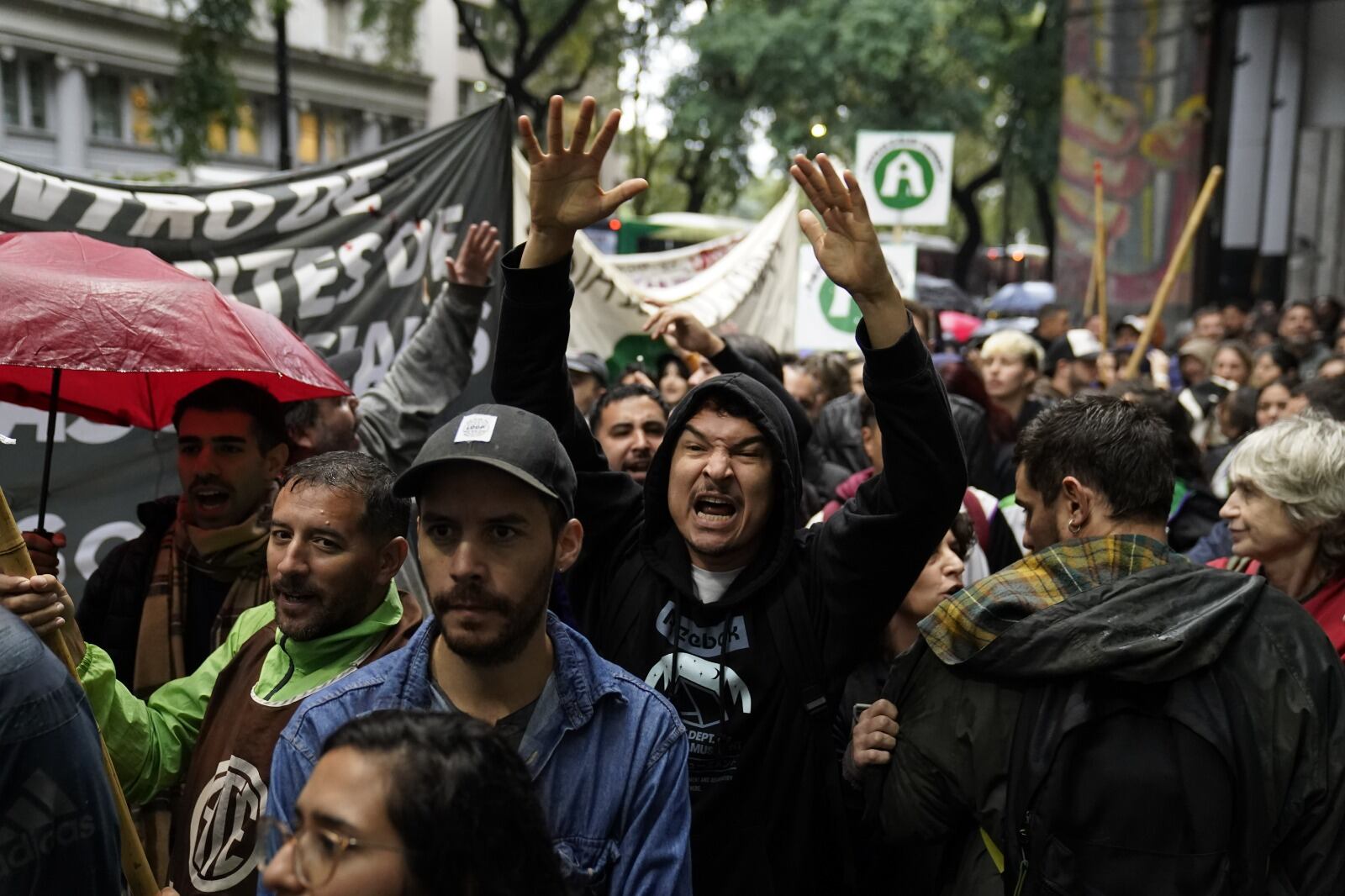 Trabajadores en protesta contra los despidos del Gobierno.