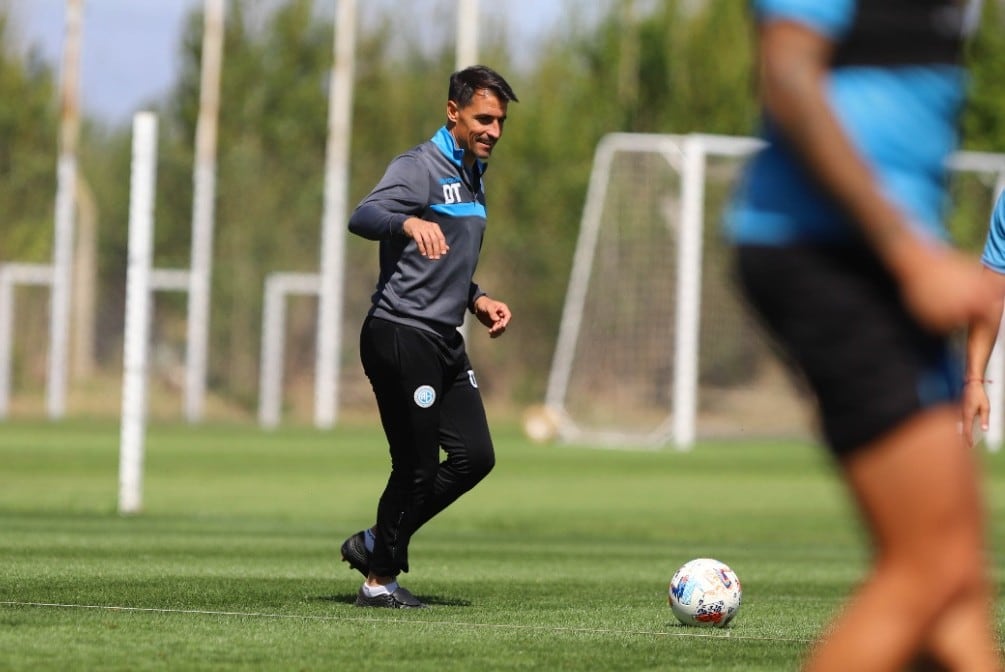 El técnico Guillermo Farré analiza un par de variantes para el partido del domingo (Prensa Belgrano)