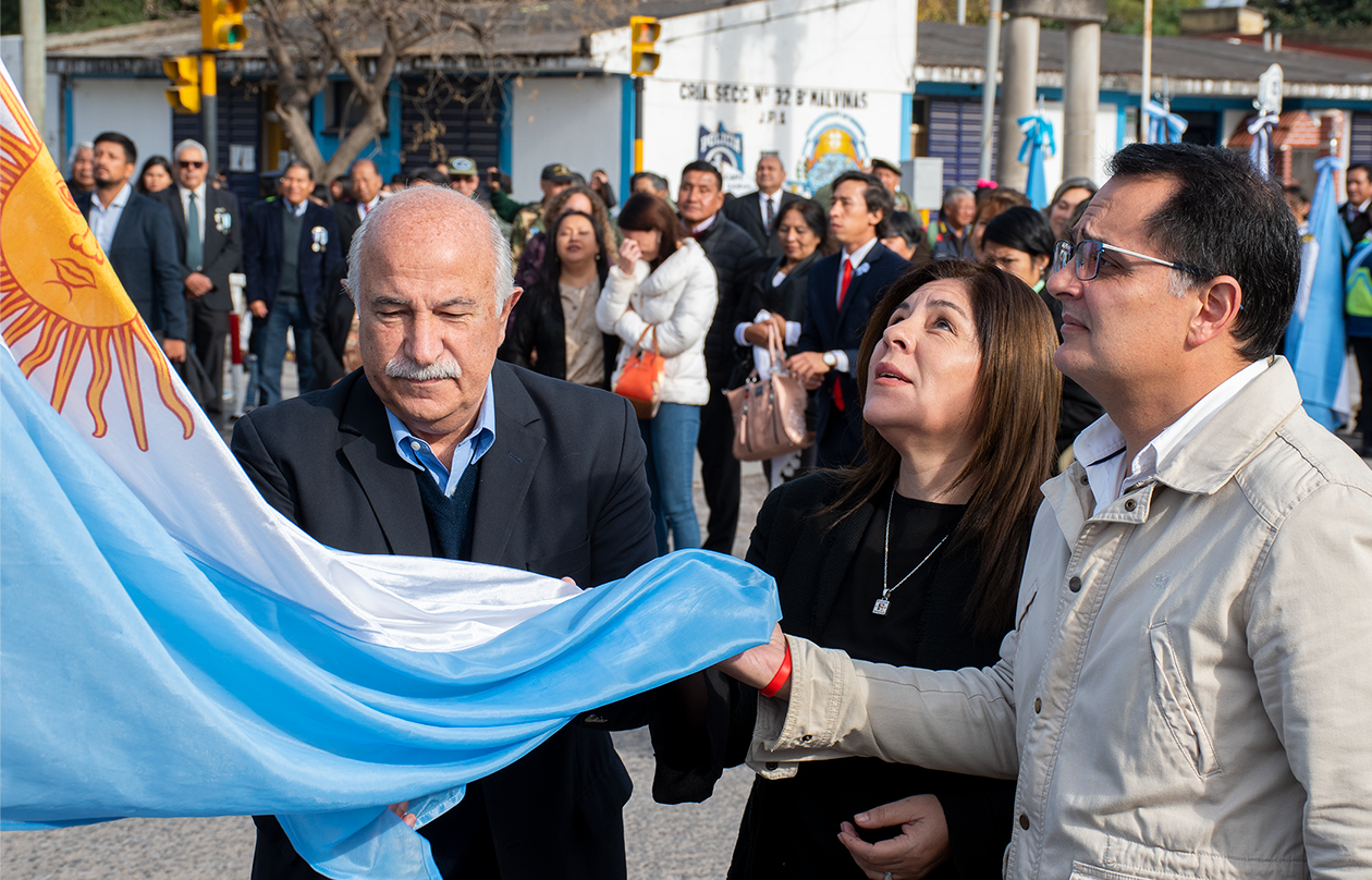 Los diputados provinciales Mario Fiad y Patricia Armella, y el concejal Lisandro Aguiar, fueron invitados a izar la Bandera Nacional.