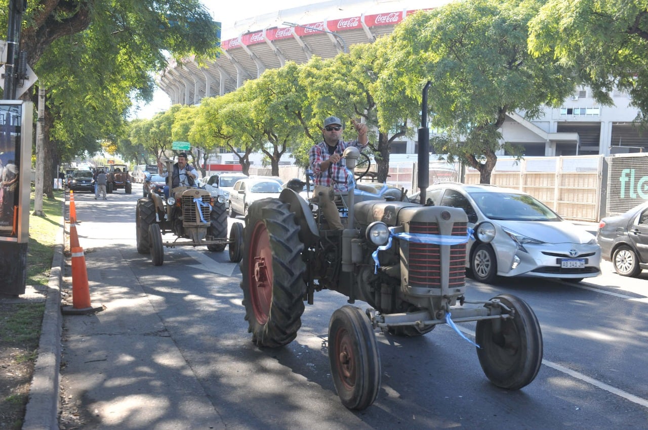 Decenas de agricultores llevaron este sábado unos treinta tractores hasta la Plaza de Mayo, en protesta contra la política económica del Gobierno de Alberto Fernández. (Federico López Claro)