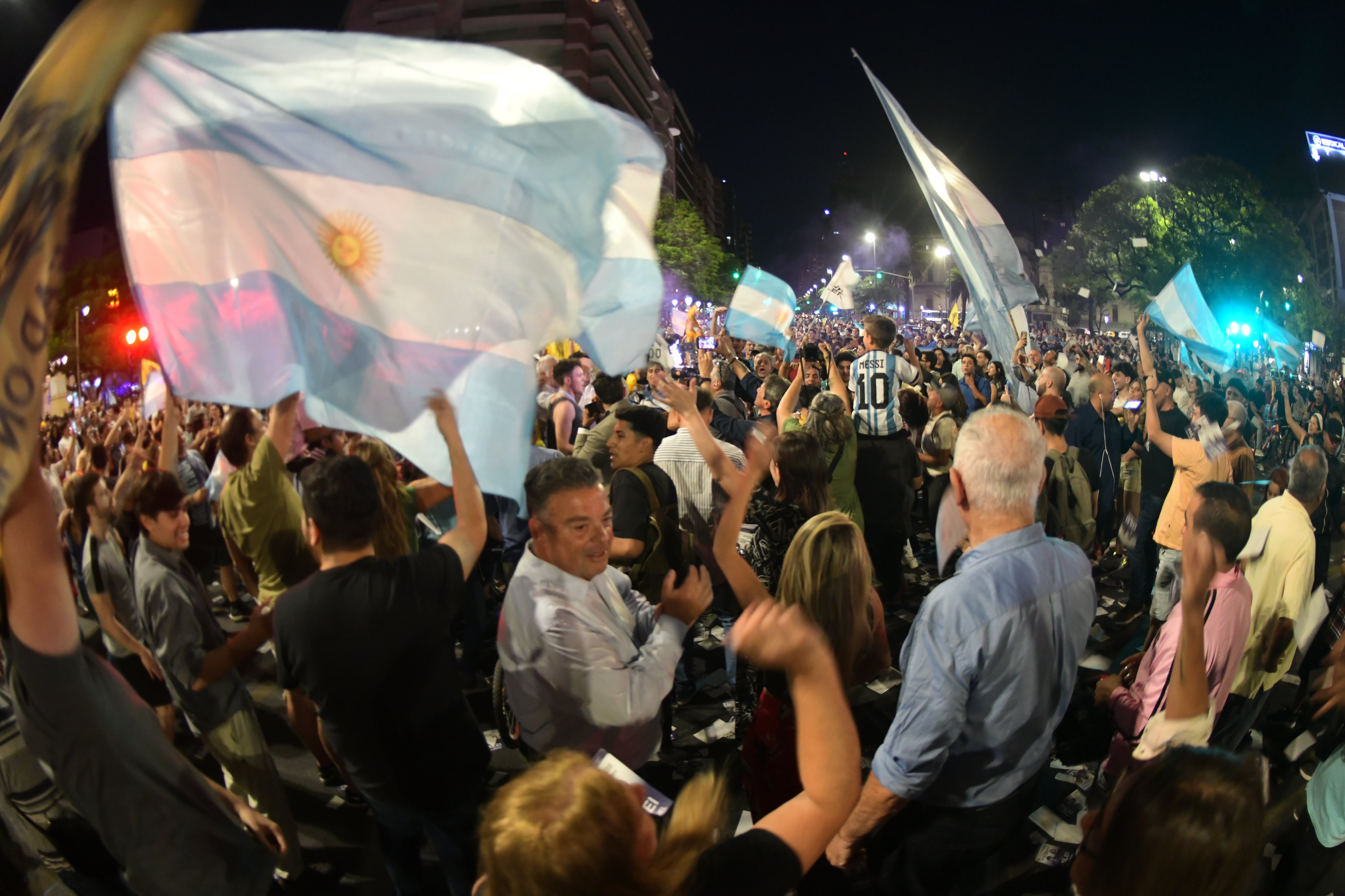 Festejos de partidarios de La Libertad Avanza en Patio Olmos por el triunfo de Javier Milei en la elecciones presidenciales 19 noviembre 2023 foto Javier Ferreyra