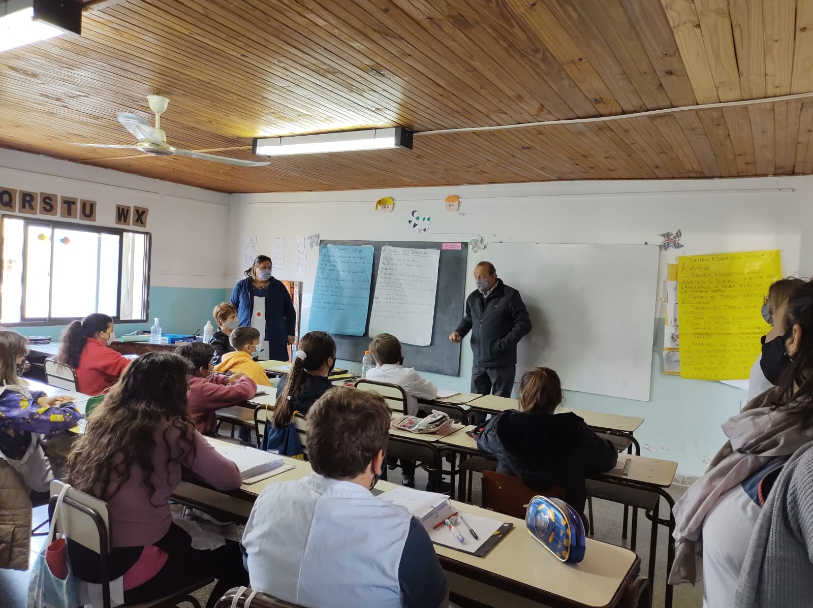 Sánchez junto a los alumnos de la Escuela 48