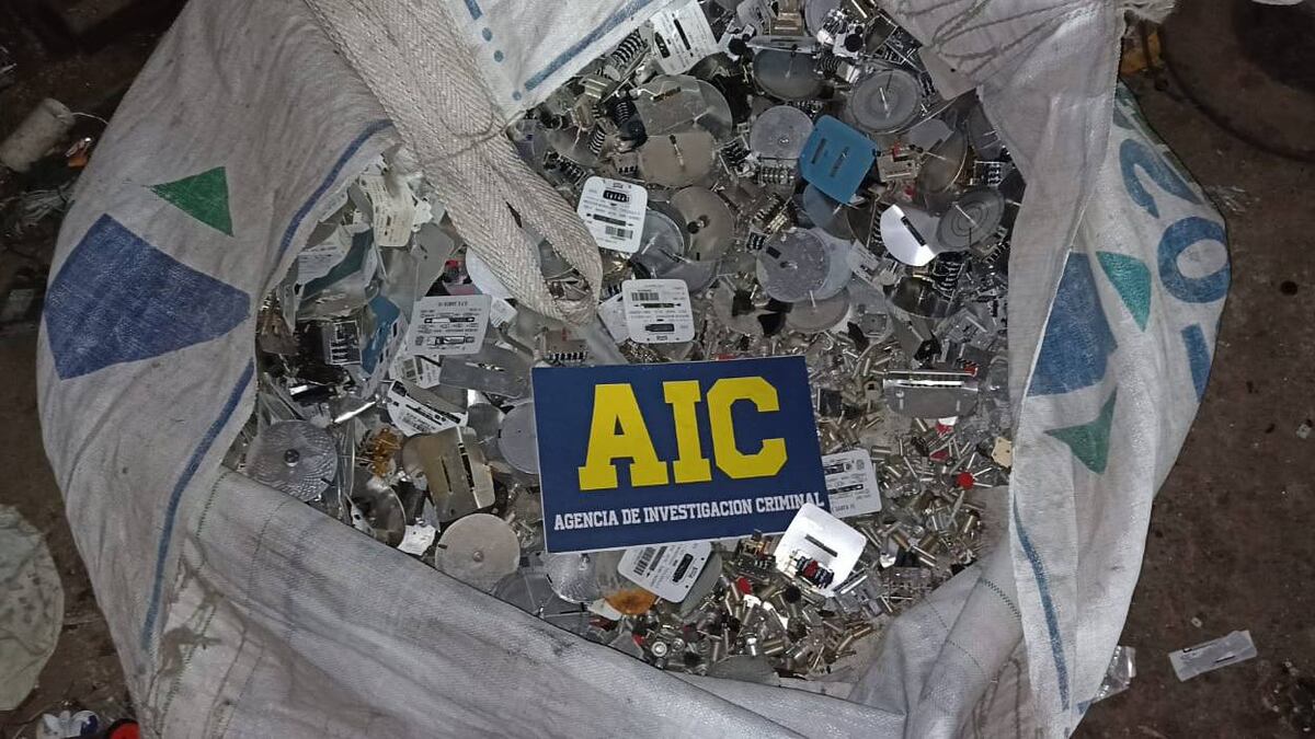Robo de cables y medidores de agua y luz en Rosario: clausuran 14 chatarrerías