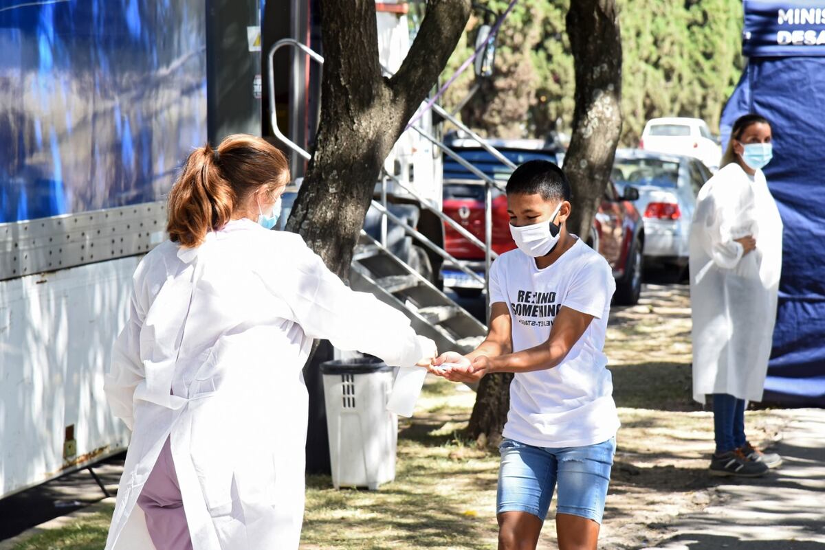 Ante el desborde de contagios, la Provincia analiza endurecer las medidas sanitarias