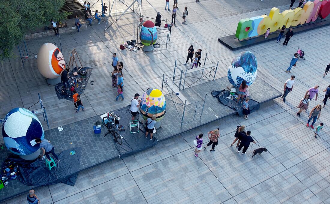 Por segundo año se realizó la exposición de huevos gigantes en la plaza Independencia como parte de la Pascua Croata, donde artistas mendocinos pintaron los huevos en vivo. Foto: Marcelo Rolland / Los Andes