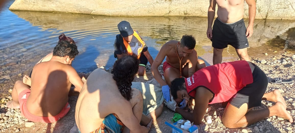 Un joven herido tras lanzarse al río y golpear su cabeza en el balneario Paso de las Tropas. (Foto: Policía)