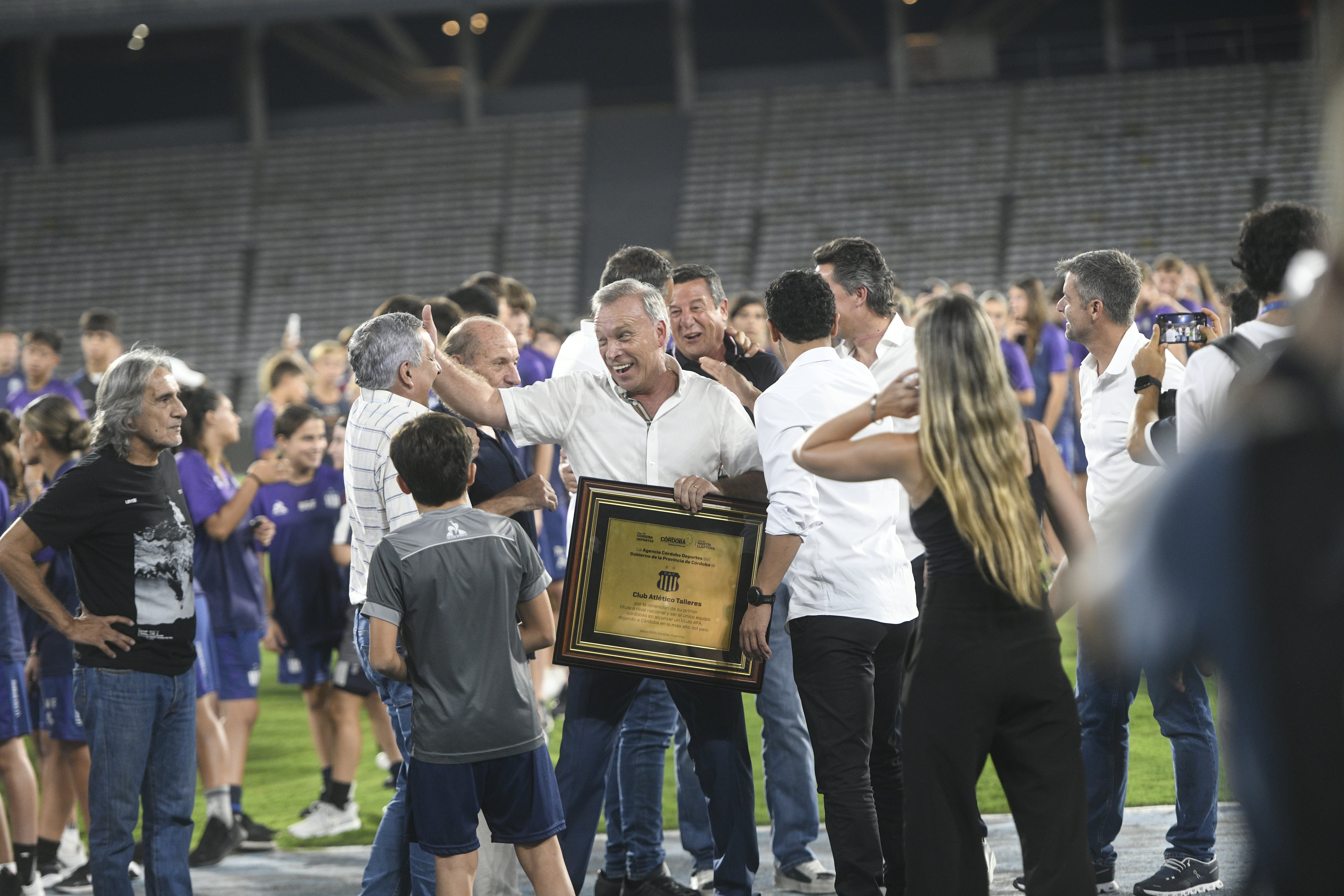 Talleres festejó en el Kempes con su hinchada la obtención de la Supercopa Internacional después de ganarle a River en Paraguay. Foto Javier Ferreyra