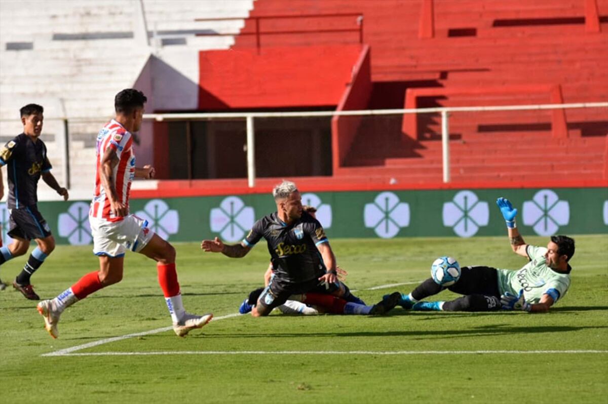 Unión fue goleado 5 a 3 por Atlético Tucumán