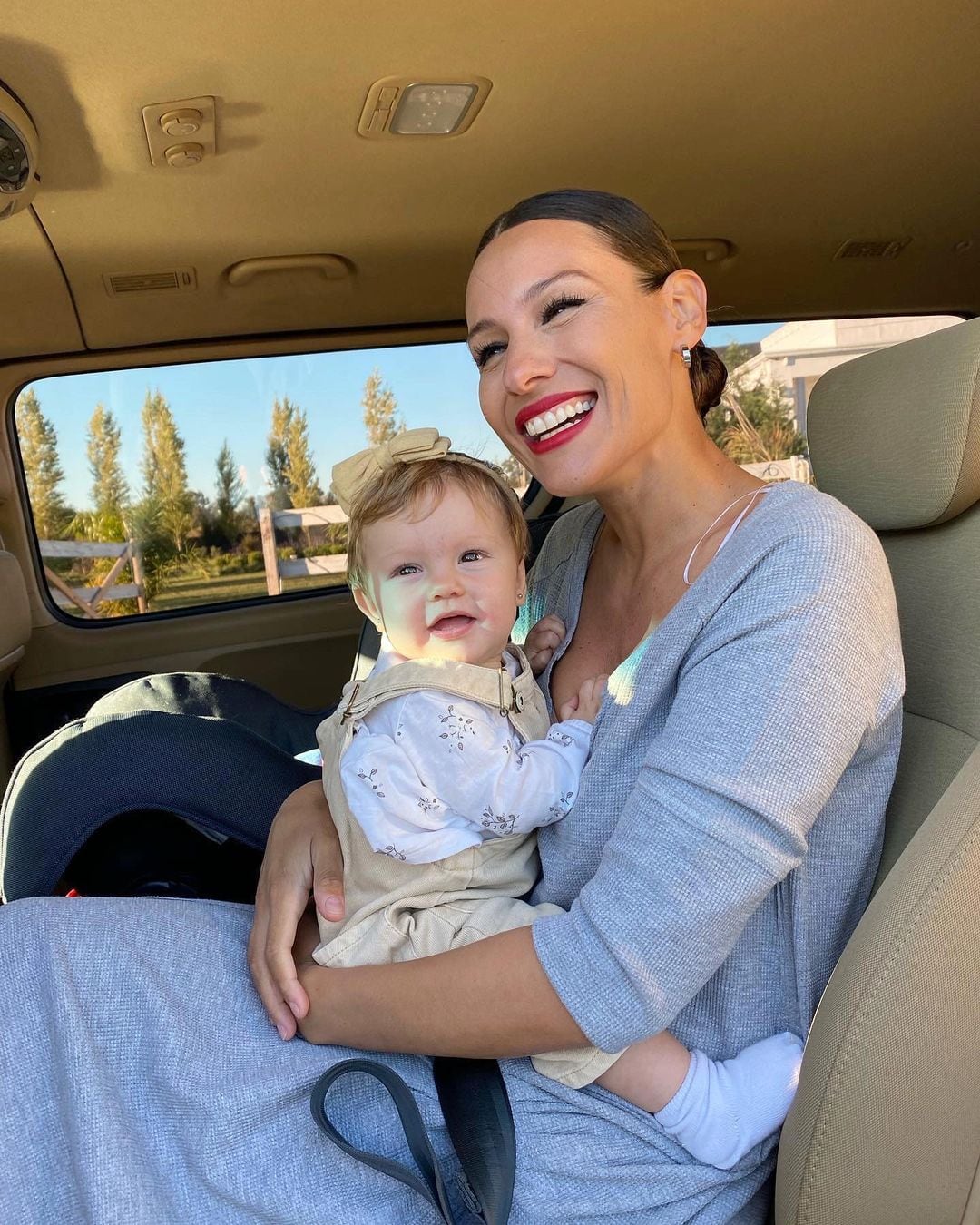 Ana García Moritán y Pampita dando un paseo en auto.