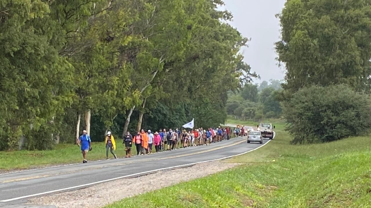 Peregrinos por Cura Brochero en plena ruta, previo al ingreso a Villa Carlos Paz.