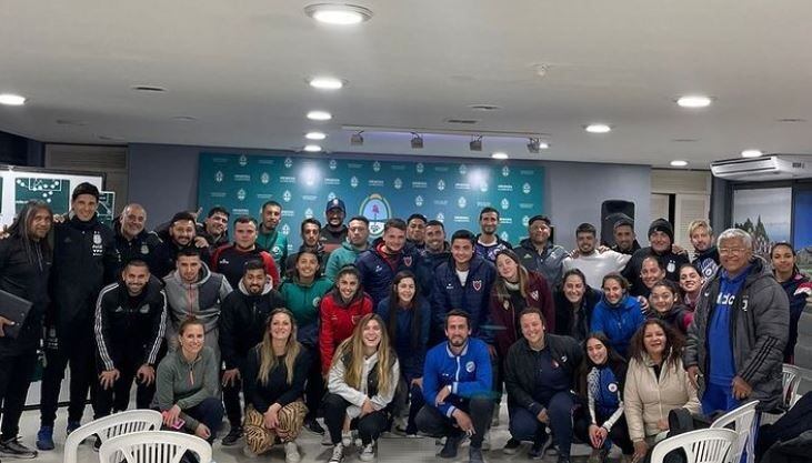 Charla de Portanova en Mendoza, con entrenadores locales y jugadoras.