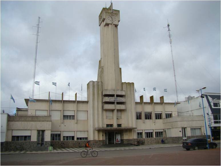 La Municipalidad de la ciudad posee la torre del reloj más alta que la iglesia.