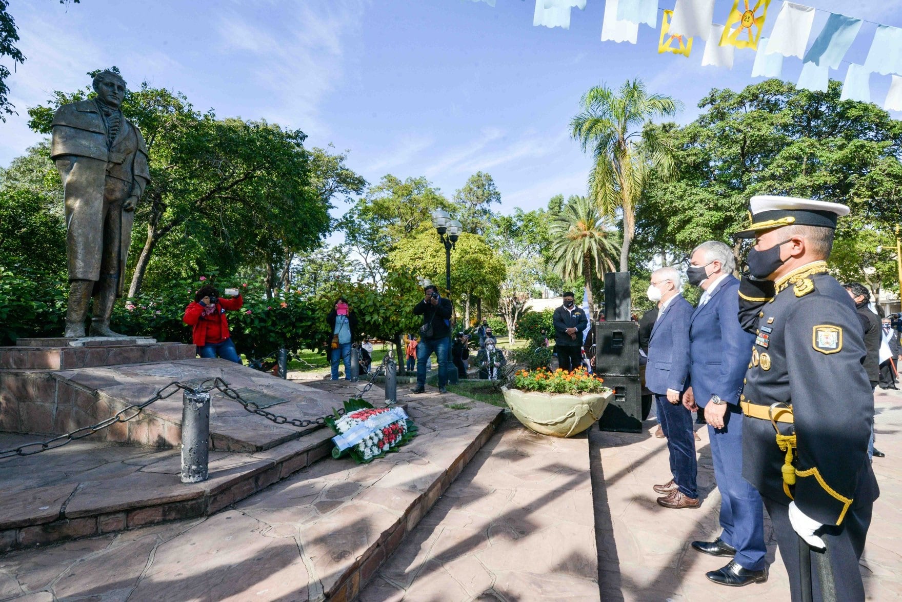 El acto por la fecha patria se desarrolló en la plaza Belgrano de San Pedro de Jujuy, presidido por el gobernador Gerardo Morales y el intendente local Julio Bravo. Allí el mandatario provincial exhortó a "no olvidar los hechos de violencia que casi terminan con una parte de nuestra historia".