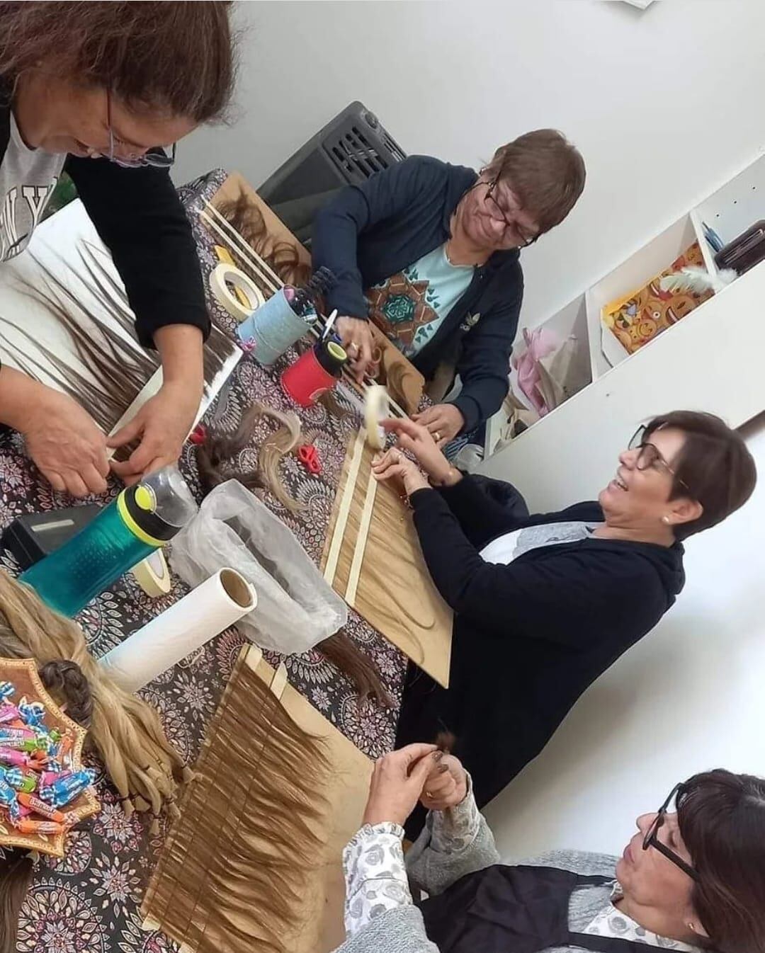 El grupo "Una sonrisa en tu cabeza" trabajando para la realización de pelucas oncológicas.