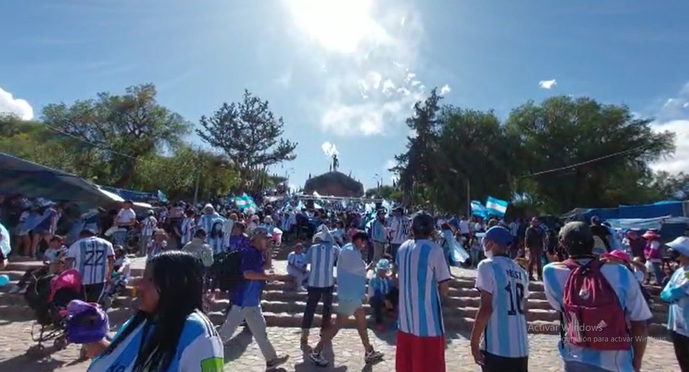 El Monumento a los Héroes de la Independencia, en Humahuaca, volvió a vestirse de celeste y blanco este domingo, con cientos de aficionados vistiendo camisetas y llevando banderas con los colores nacionales.