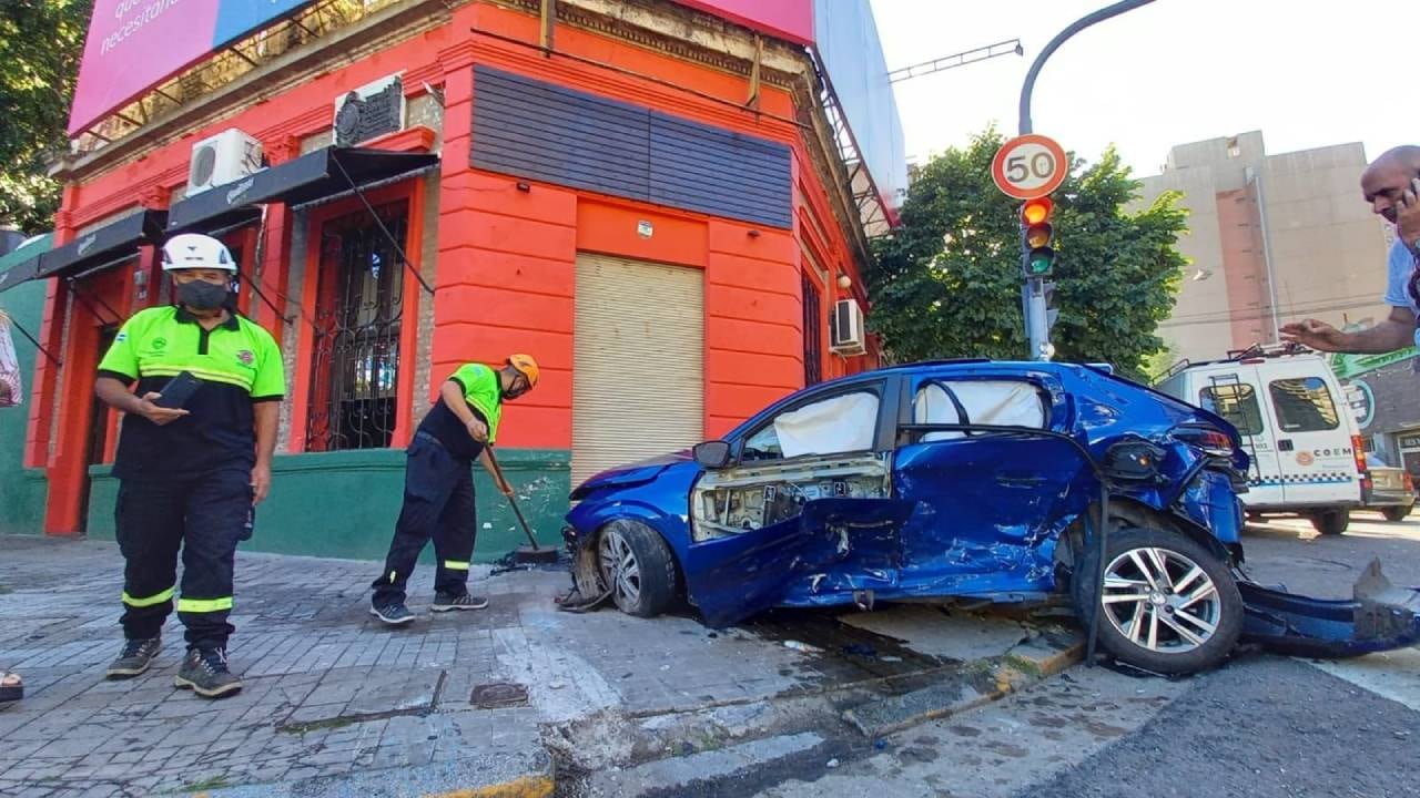 Cómo quedó el Puegeot 208 tras el brutal choque. (Telefe Rosario)