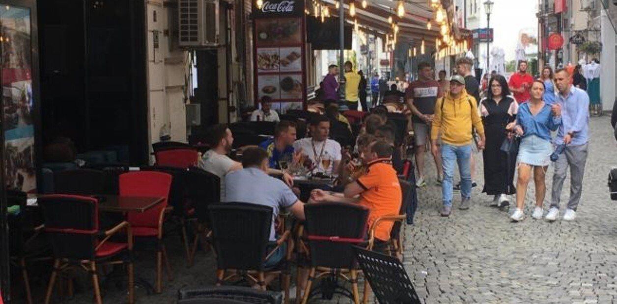 Hinchas distraídos: se confundieron de país. (Foto: Clarín)