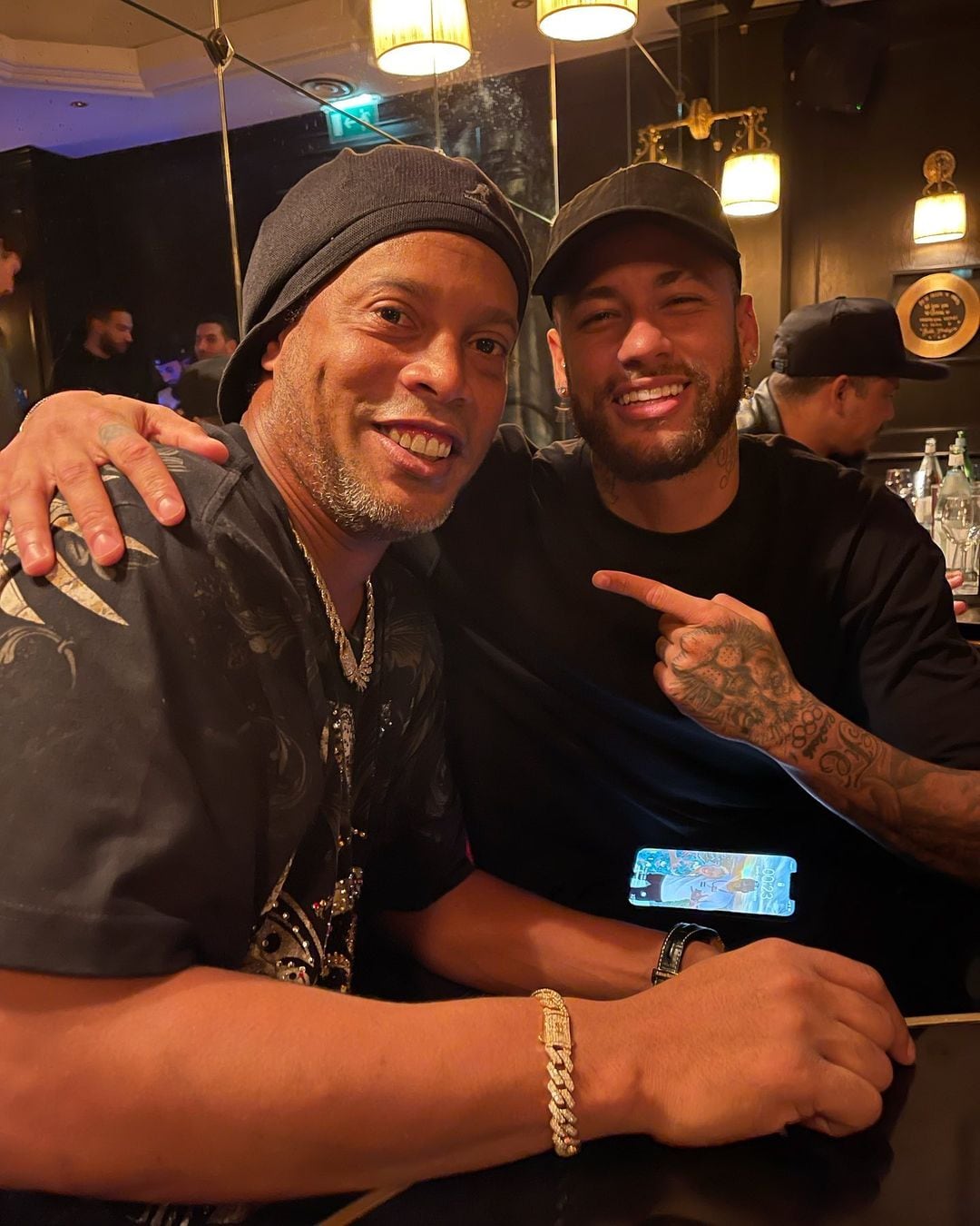 Ronaldinho estuvo con Neymar y Messi en el partido del PSG