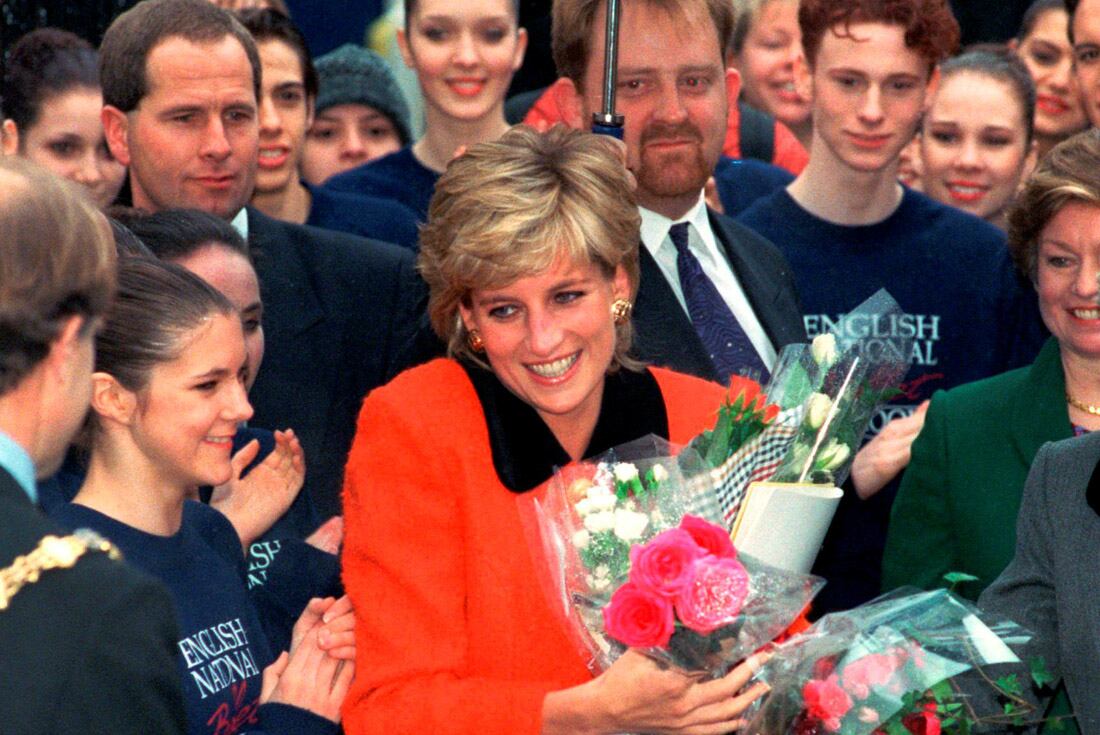 Diciembre de 1995 Diana, la princesa de Gales, sonríe tras recibir un ramo de flores de 
admiradores al salir de la ceremonia inaugural de la escuela del Ballet Nacional de Inglaterra.(AP)