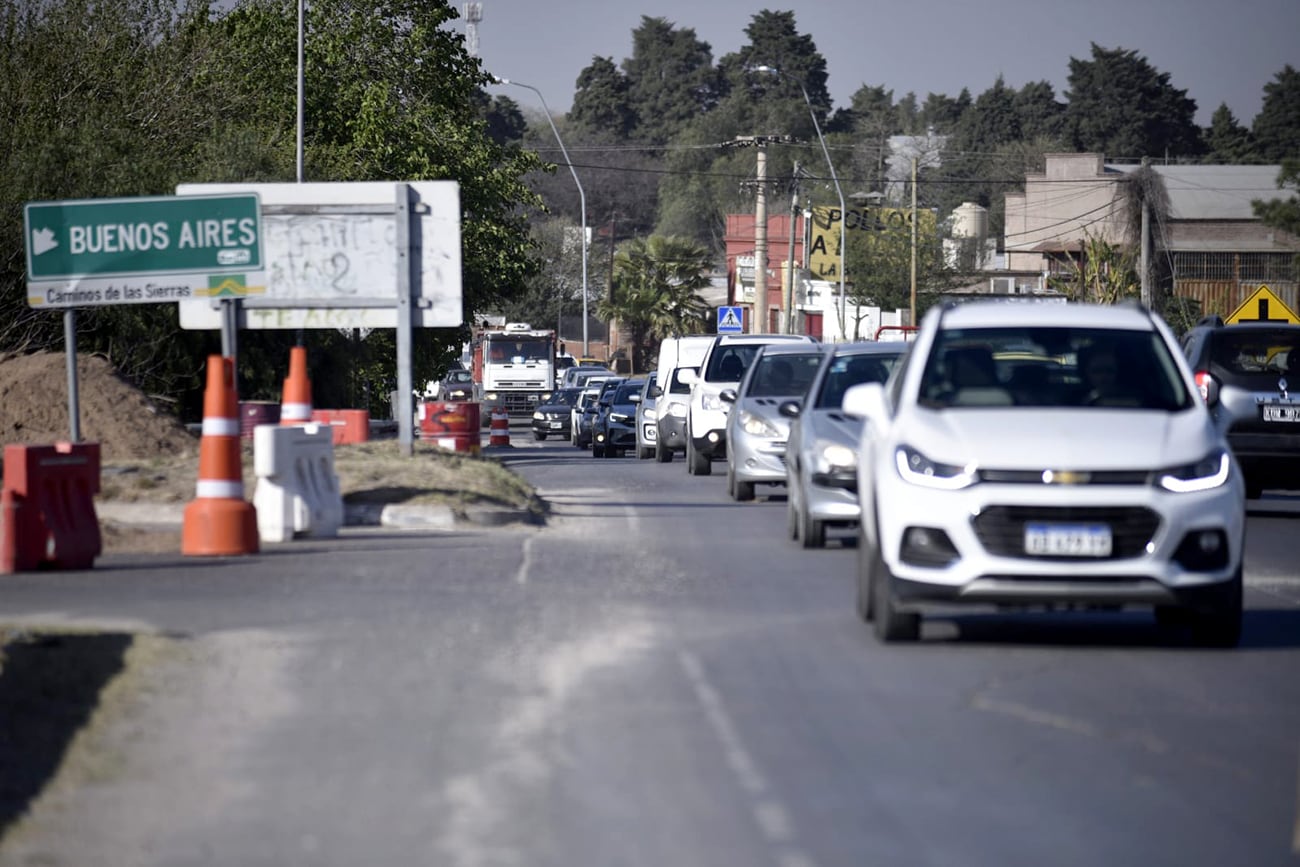 Caos de tránsito en Camino 60 cuadras por obras de acceso a Circunvalación. (Ramiro Pereyra / La Voz)