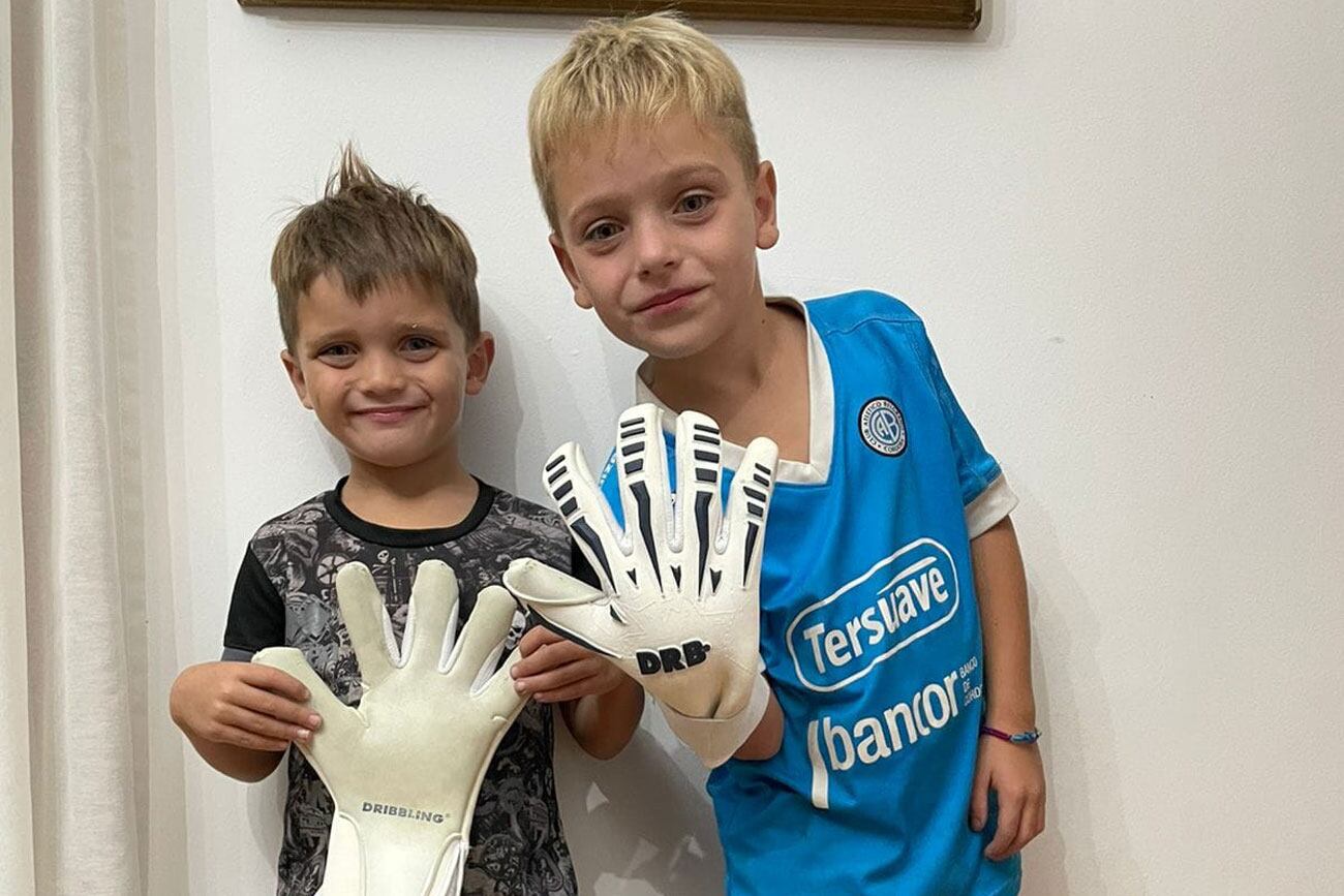 Bruno y Baltazar, felices en casa con los guantes de Nahuel Losada. (Gentileza Hernán D'Arcangelo)