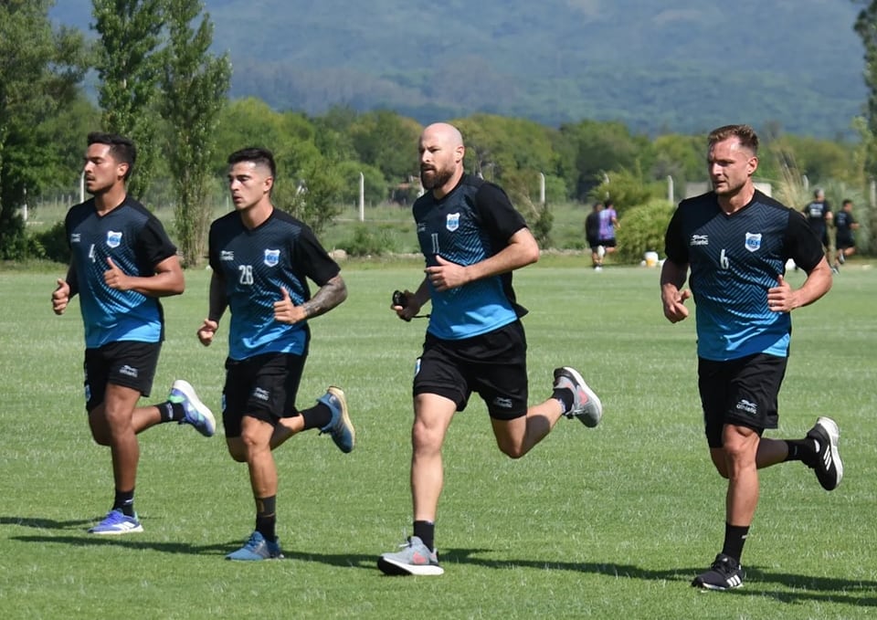 El plantel profesional de Gimnasia de Jujuy trabajó este lunes en doble turno en el predio de la Liga Salteña de Fútbol.