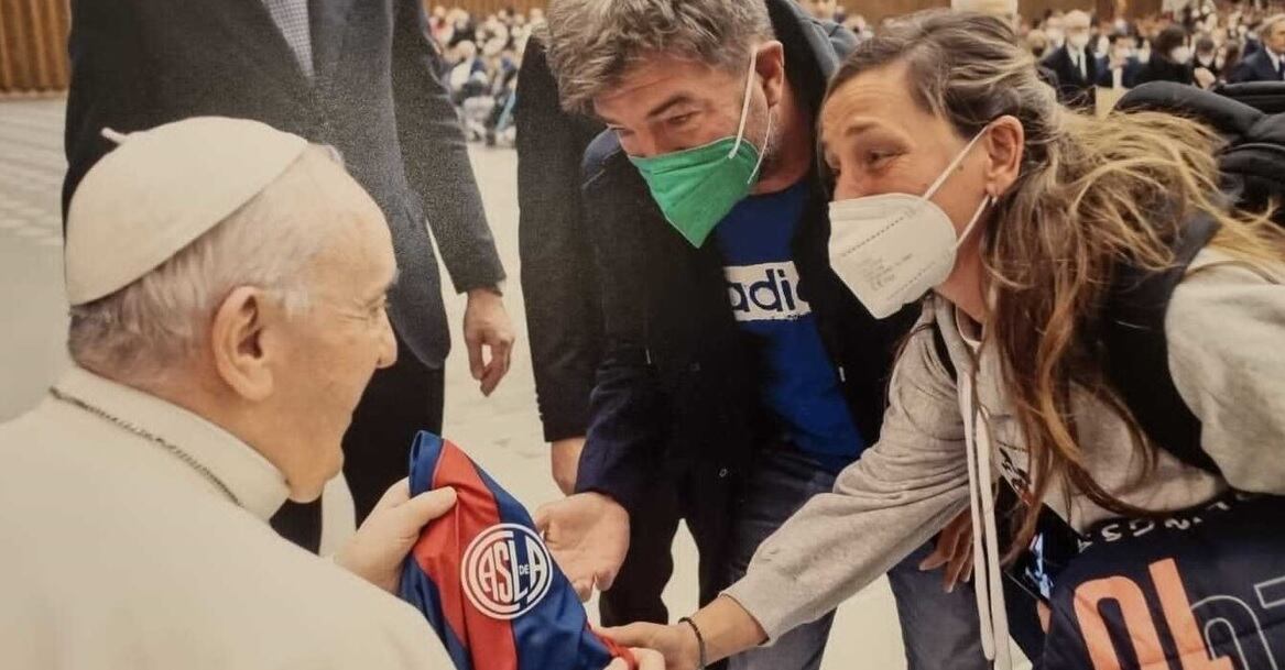 Inés y Marcelo Perruzzi con el Papa recibiendo la camiseta de Pancho.