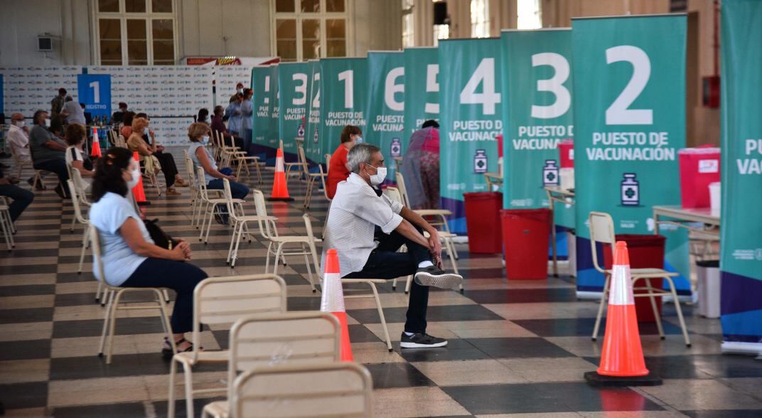 Ya comenzó la vacunación en el Comedor Universitario de la UNC (Pedro Castillo)