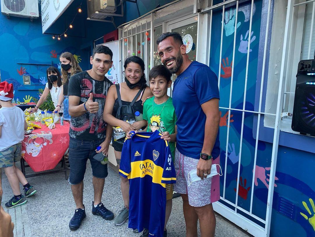 Joaquín Nahuel compartió una torta junto a Carlos Tevez. (Foto: Instagram)