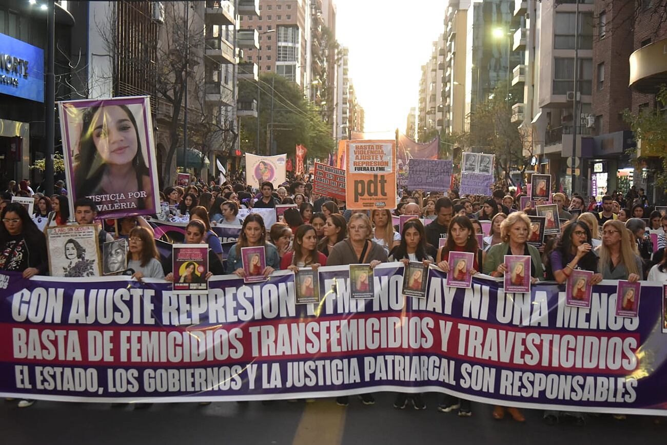 Comenzó y es multitudinaria la marcha Ni Una Menos en Córdoba. (La Voz/Facundo Luque)