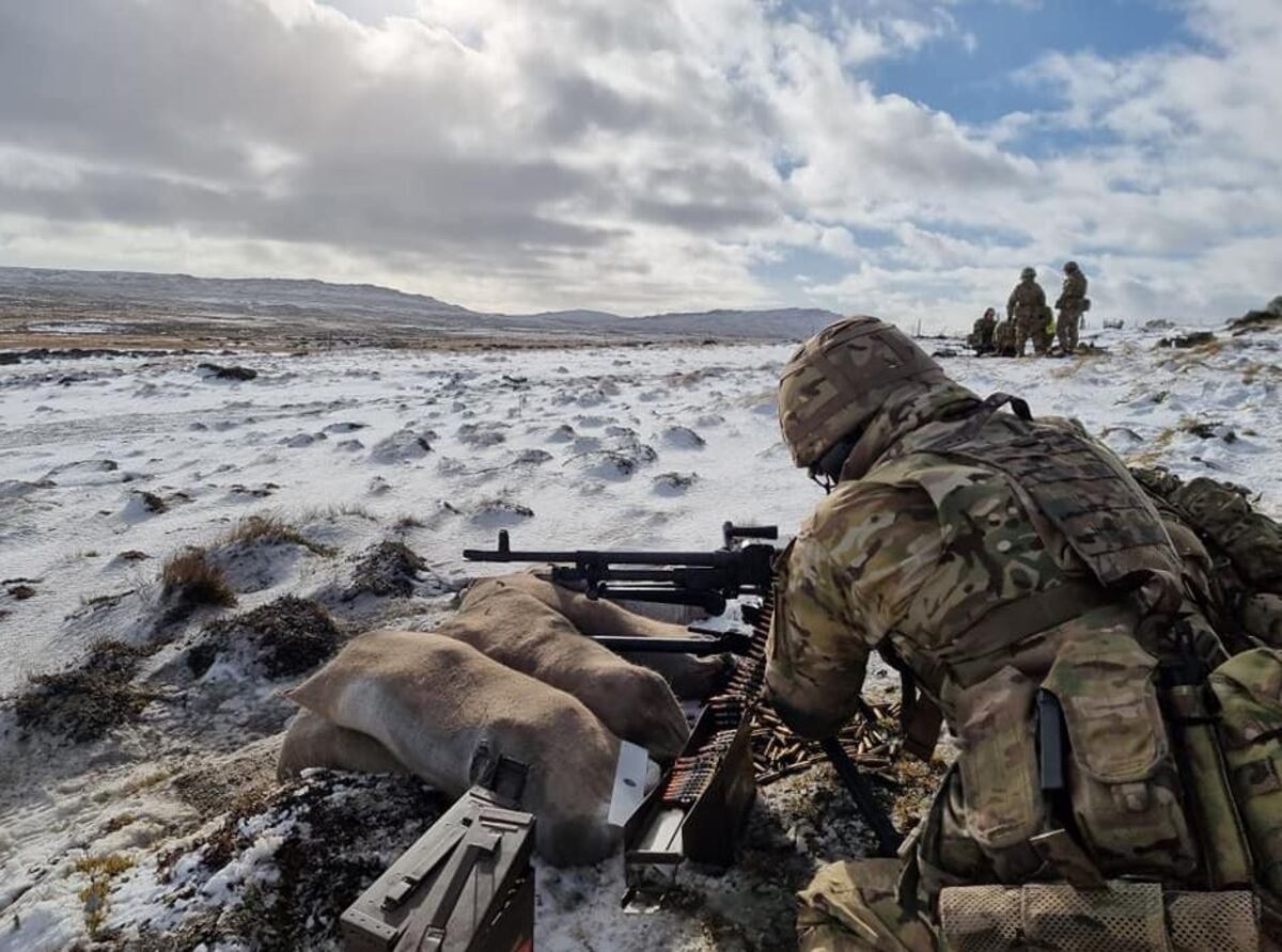 Malvinas: ejercicio de tiro y abastecimiento en el puerto militar
