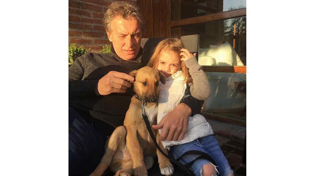 POSTAL FAMILIAR. Mauricio Macri junto a su perro "Balcarce" y su hija Antonia (Foto de Facebook).