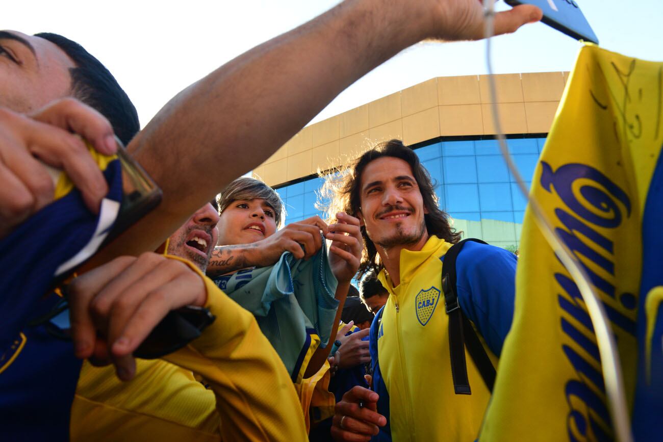 Los jugadores de Boca llegaron a la ciudad de Córdoba para disputar el partido por la semifinal contra Estudiantes de La Plata y se acercaron saludar a los hinchas. Foto Javier Ferreyra / La Voz