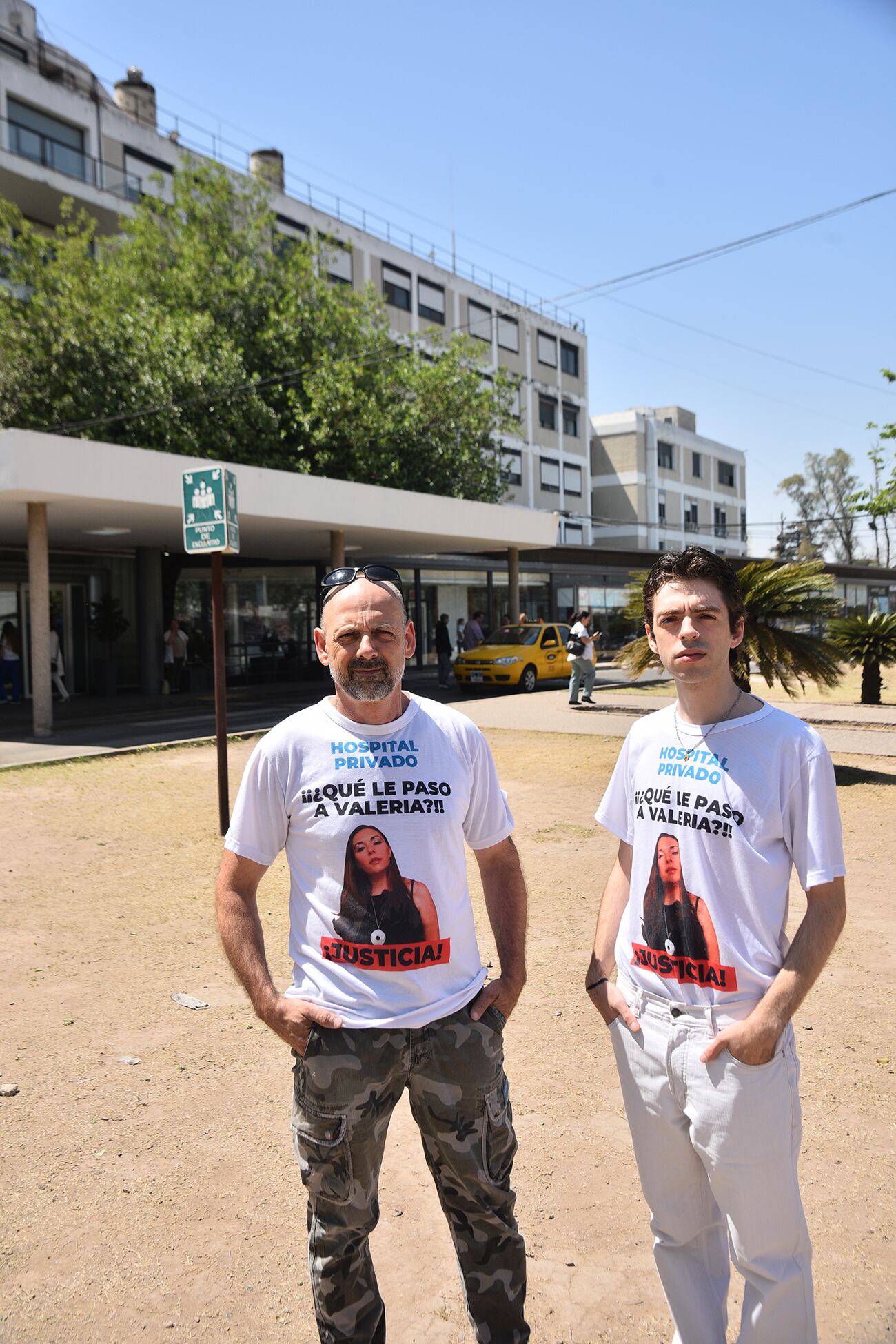 Bruno Fiorelli y su padre, hijo de Valeria Reinoso, víctima de presunta mala praxis de personal médico del Hospital Privado.   (Pedro Castillo / La Voz)