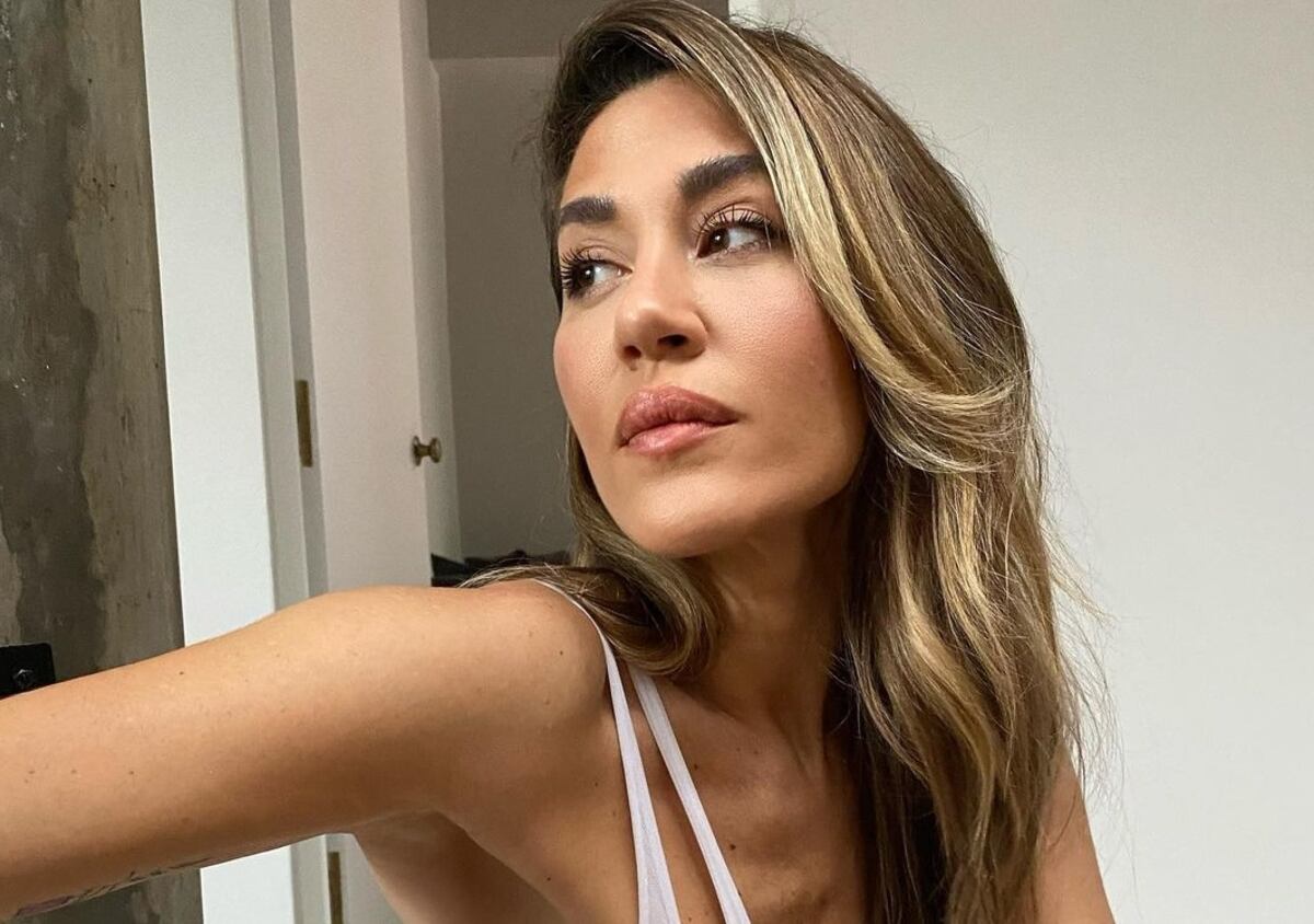 Top súper jugado y sin corpiño: el look otoñal de Jimena Barón