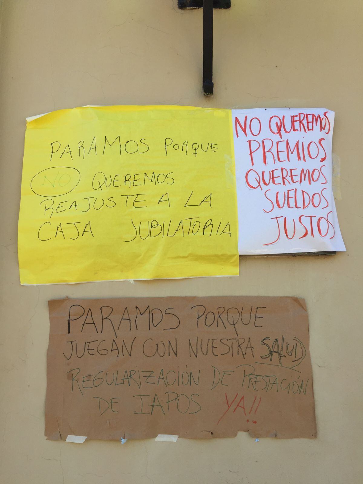 Docentes realizaron carteles con los motivos del paro